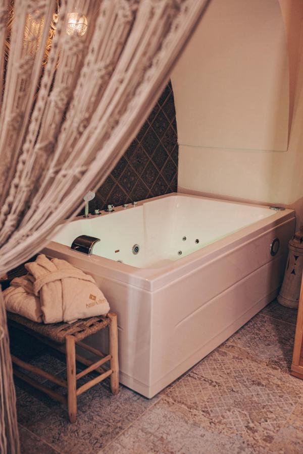 Amira 1899 Luxury Suite Галатина Экстерьер фото